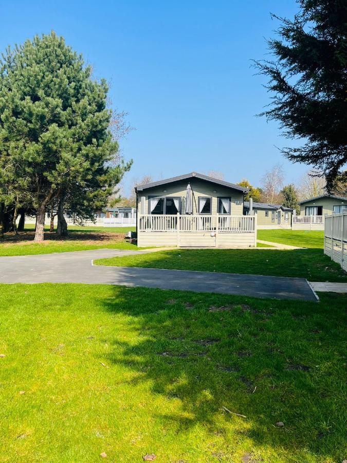 Barmby on the Moor Reynards Retreat Lodge With Hot Tub מראה חיצוני תמונה